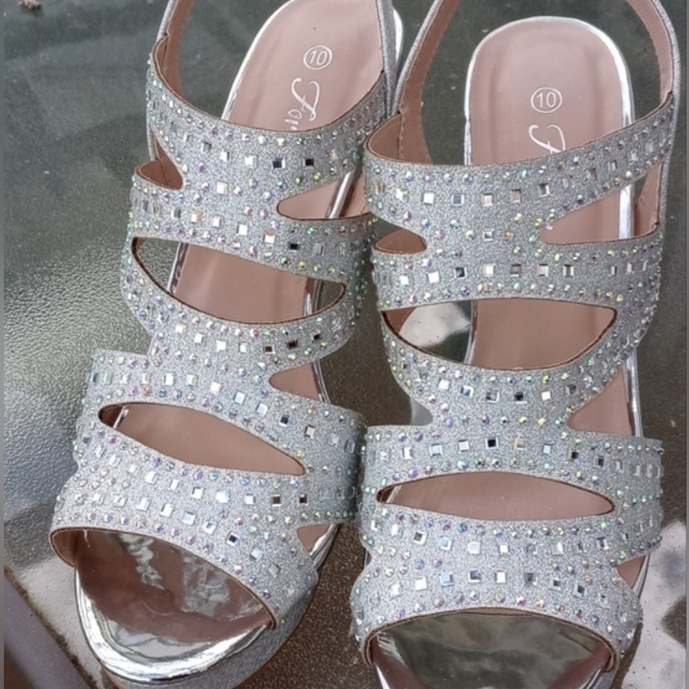 NWT Elegant Silver Strappy Women's Shoes Size 10 - Picture 16 of 16